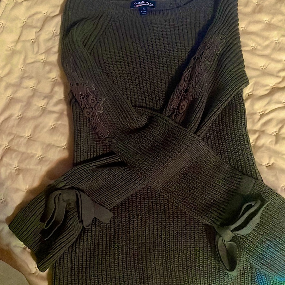 green lacy pull over sweater | Size S